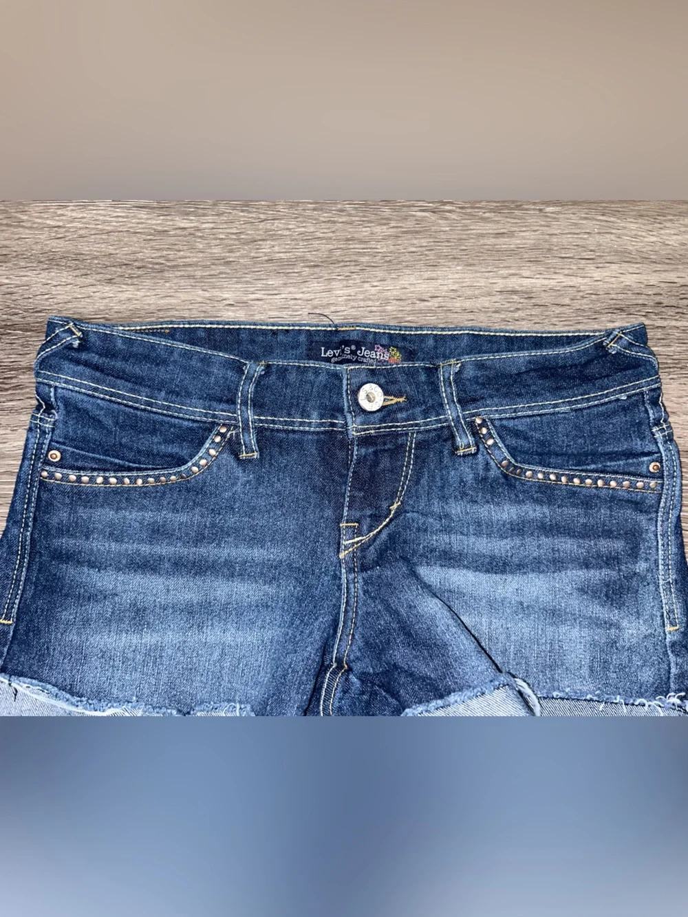 Low rise Levi’s jean shorts